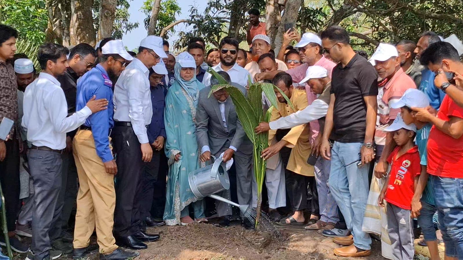 সারাদেশে চলমান খাল খনন ও পুনঃখনন কর্মসূচির অংশ হিসেবে জয়পুরহাটেও খাল খনন কাজ শুরু হয়েছে